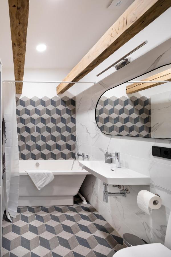 Merkela Loft Apartment Beside Vermanes Park Рига Екстериор снимка